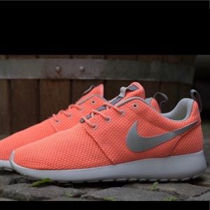 Nike Atomic Pink Women’s Roshes